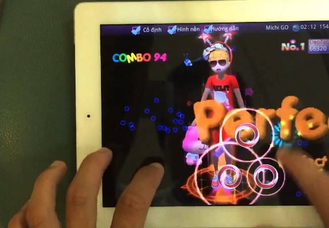 Video: Game thủ Au Mobile nhảy 2 máy cùng lúc cực đỉnh Độ khó game sẽ được tăng dần khiến game thủ phải căng mắt tập trung và vuốt chạm thật chính xác.