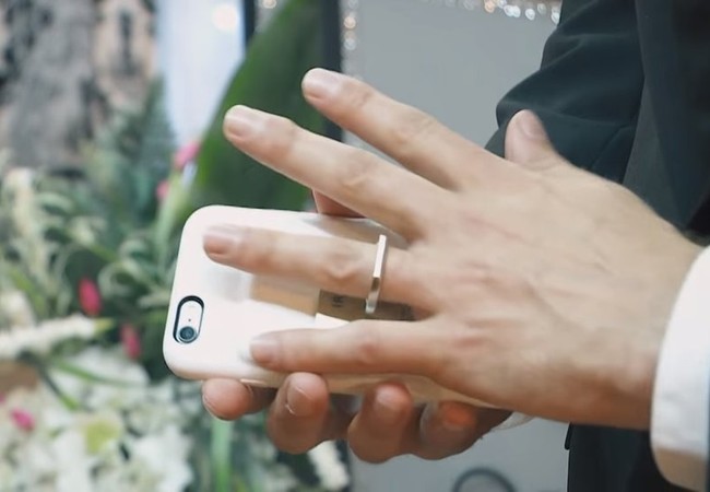Video: Tổ chức hôn lễ cùng... một chiếc iPhone Chervenak chính thức tổ chức lễ cưới vào ngày 20/5 vừa qua.
