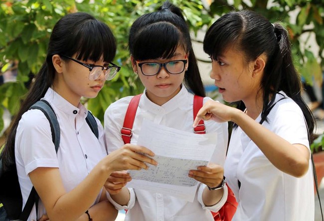 Video: Hầu hết thí sinh than đề Toán khó Thí sinh rời khỏi phòng thi tại điểm thi THPT Lê Qúy Đôn (quận 3). Ảnh: Mạnh Tùng
