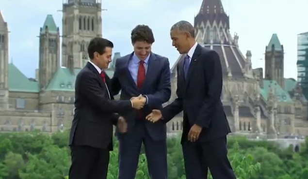 Video: Lãnh đạo Mỹ, Canada, Mexico và cái bắt tay ngượng nghịu lịch sử Thủ tướng Canada trẻ tuổi hớn hở bắt tay ông Obama, nhưng trong lúc chưa buông tay Tổng thống Mỹ ông Trudeau lại với tay trái sang bắt tay Tổng thống Mexico tạo nên cảnh tượng khá “vụng về”.