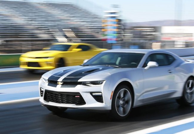 Video: Chevrolet 1SS 2016 là mẫu Camaro mạnh nhất lịch sử Chevrolet Camaro 2016 được trang bị ghế trước sưởi ấm, bọc da và thông khí.