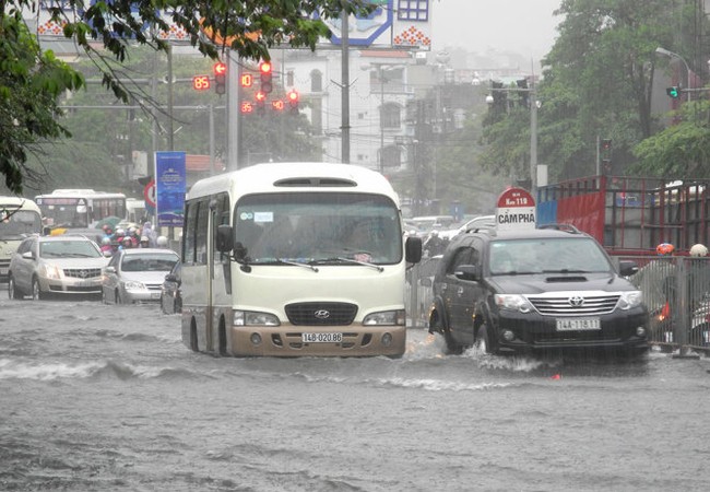 Video: Quảng Ninh thành biển nước sau trận mưa lớn Nhiều tuyến đường tại phường Hồng Gai (TP Hạ Long, tỉnh Quảng Ninh) ngập trong biển nước