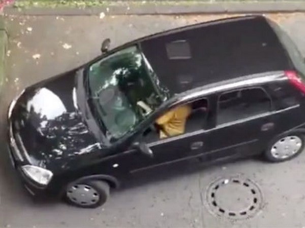 Video: Pha đỗ xe gây ức chế nhất mọi thời đại Nhân vật chính trong clip. (Nguồn: Spotted Yorkshire)