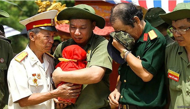 Video: Tiếng hát gọi đồng đội nơi biên giới Vị Xuyên Hài cốt liệt sỹ Việt Nam ở mặt trận Vị Xuyên (Hà Giang) được thu thập sau trên dưới ba thập niên kết thúc chiến tranh biên giới Việt - Trung.