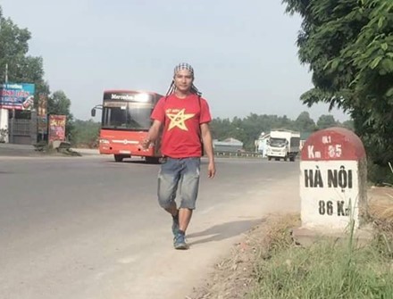 Video: Chàng trai đi bộ xuyên Việt gây quỹ ủng hộ người nghèo 67 ngày đi và chạy bộ, vượt qua 2.400km, đặt chân đến 32 tỉnh thành, Trần Hữu Dương đã hoàn thành hành trình của mình trong nụ cười, giọt nước mắt hạnh phúc của những người dõi theo bước chân anh.