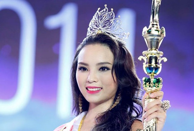 Hoa hậu Kỳ Duyên sẽ bị xử lý vì scandal hút thuốc (video) Hoa hậu Nguyễn Cao Kỳ Duyên thừa nhận hành vi hút thuốc lá như trong băng hình và đã xin lỗi công khai.