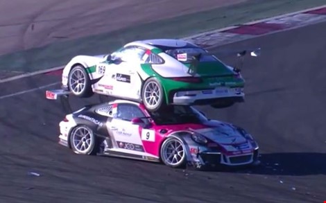 Video: Ngoạn mục 2 xe đâm nhau trên đường đua nước Pháp Tuy vụ hai chiếc xe Porsche đâm nhau diễn ra năm 2015 nhưng nay video này mới được công bố và thu hút hàng ngàn lượt xem.