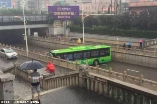 Video: Hoàn hảo tài xế quay đầu xe bus trên con đường hẹp Dù con đường khá hẹp nhưng tài xế xe bus vẫn quay đầu thành công.