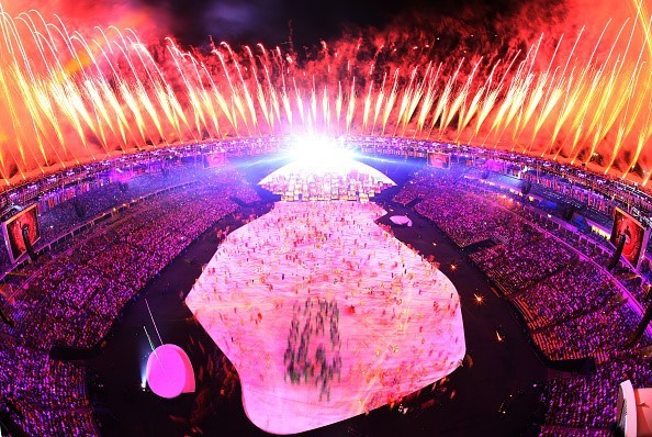 Video: Rực rỡ âm thanh, ánh sáng tại lễ Khai mạc Olympic Rio 2016 Sân vận động Maracana được phủ bởi những mà sắc huyền ảo của pháo hoa và ánh sáng.
