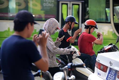 Video: Pokemon Go và những tai nạn ngớ ngẩn Mải mê săn Pokemon Go, nhiều người rơi vào nguy cơ mất an toàn như bị giật điện thoại, gặp tai nạn xe cộ hay thậm chí là đi lạc vào các khu quân sự bị cấm.