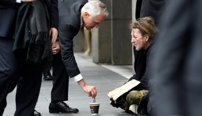 Video: Thủ tướng Australia bị dân chê... “kẹo kéo” Ông Malcolm Turnbull cho tiền người ăn xin trên đường phố Melbourne hôm 18/8 - Ảnh: AAP