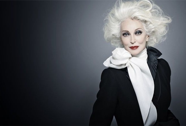 Video: Siêu mẫu 85 tuổi tự tin “đốt mắt” trên sàn diễn thời trang Carmen Dell’Orefice trong một shoot hình thời trang lịch lãm với phong cách menswear.