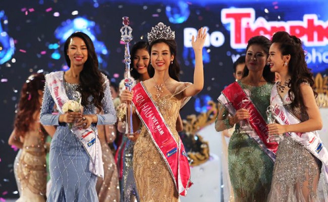Video: Xem lại màn thi ứng xử của Tân Hoa hậu Việt Nam 2016 Đỗ Mỹ Linh Chủ nhân của vương miện Hoa hậu Việt Nam 2016 là Đỗ Mỹ Linh - thí sinh mang số báo danh 145 đến từ ĐH Ngoại thương Hà Nội.