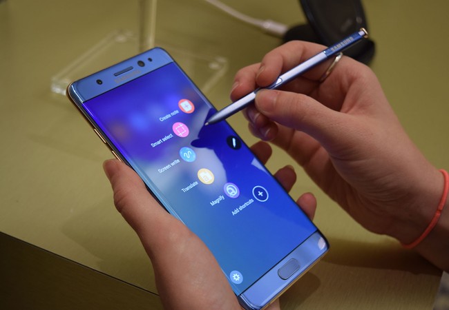 Samsung thu hồi Galaxy Note 7 vì nguy cơ cháy nổ Samsung sẽ tạm thời ngừng bán Galaxy Note 7 và những thiết bị đã bán ra thị trường sẽ được thay thế miễn phí.