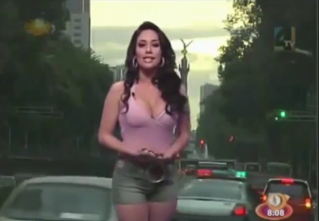Video: Người đẹp thời tiết gây sốt vì “bốc lửa” trên sóng truyền hình Nữ MC thời tiết Mexico táo bạo mặc chiếc quần soóc quá ngắn.