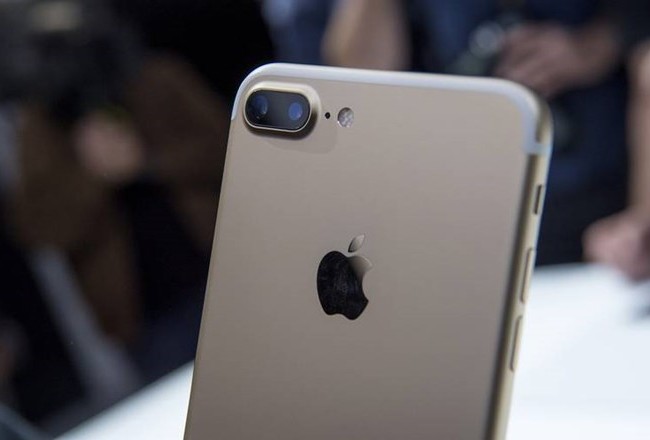 Video: Xếp hàng mua “táo thế hệ mới”, nhiều iFan ra về trong thất vọng iPhone 7 là lý do để dòng người cũng xếp hàng dài trước các của hàng Apple ở Singapore và Trung Quốc.