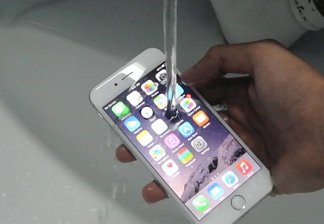 Video: Vừa đến Hà Nội, iPhone 7 đã “làm bài kiểm tra” ngâm nước iPhone 7 Plus hỗ trợ khả năng chống nước với chuẩn IP67, cho phép ngâm dưới nước 30 phút ở độ sâu 1 mét và hạn chế bụi bẩn.
