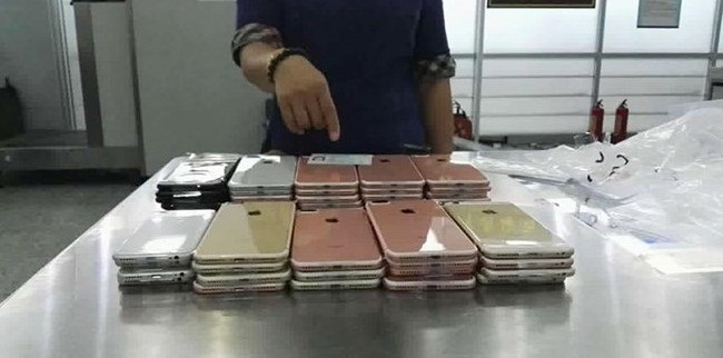 Video: Hà Nội thu giữ nhiều điện thoại iPhone 7 nhập lậu Tổng trị giá số hàng này lên tới khoảng 200 triệu đồng.