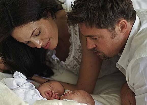 Video: 12 năm mặn nồng của “ông bà Smith” Angelina Jolie và Brad Pitt Cả hai sung sướng bên cạnh hai nhóc tỳ sinh đôi Knox và Vivienne.