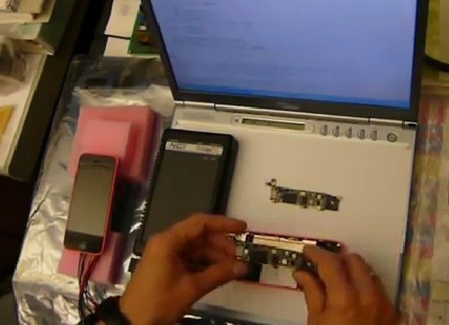 Video: iPhone “thất thủ” trước phương pháp bẻ khóa chưa tới 100 USD Hiện Apple vẫn chưa đưa ra bình luận nào về nghiên cứu của tiến sĩ Skorobogatov.