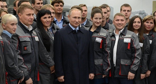 Video: Putin chọc cười vẻ “nghiêm trọng” của công nhân súng Tổng thống Putin tới thăm Tập đoàn Kalasknikov ở Izhevsk.