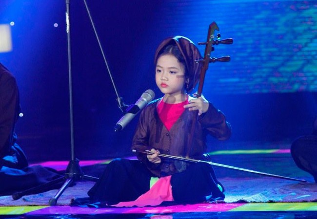 Cô bé 6 tuổi giật kỷ lục ca nương nhỏ tuổi nhất Việt Nam ‘Ca nương 6 tuổi' Đặng Tú Thanh đã có nhiều màn biểu diễn hát như lên đồng.