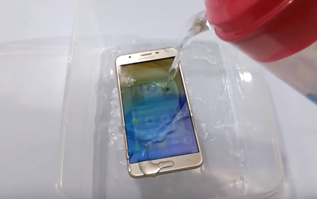 Video: Galaxy J7 Prime vẫn mượt sau màn dìm nước Dù chỉ là một smartphone tầm trung nhưng Galaxy J7 Prime vẫn phải đối mặt thử thách kiểm tra độ bền, khả năng chống nước.