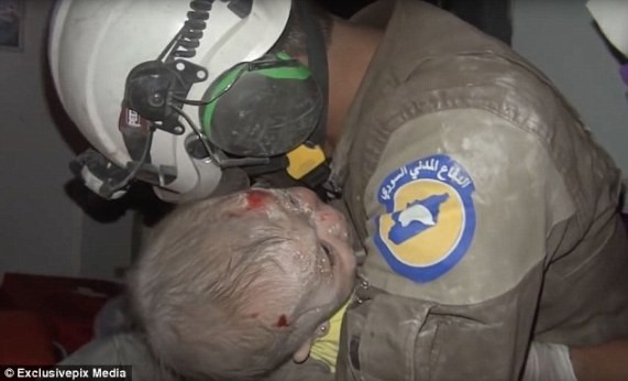 Video: Nhân viên cứu hộ nấc nghẹn ôm bé sơ sinh Syria vừa cứu được từ đống đổ nát Người đàn ông này được xác định là Abu Kifah, là thành viên của tổ chức tình nguyện "Những chiếc mũ bảo hiểm trắng" (White Helmets).
