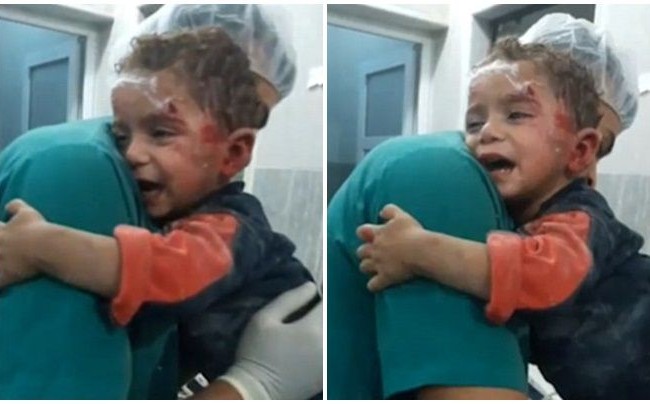 Video: Bé trai Syria hoảng sợ ôm chặt y tá sau cuộc không kích Gương mặt sợ hãi và tuyệt vọng của những đứa trẻ Syria.