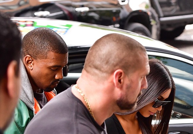 Kim Kardashian bị dí súng vào đầu, cướp 11 triệu USD nữ trang Kim Kardashian rất may không bị thương sau vụ cướp
