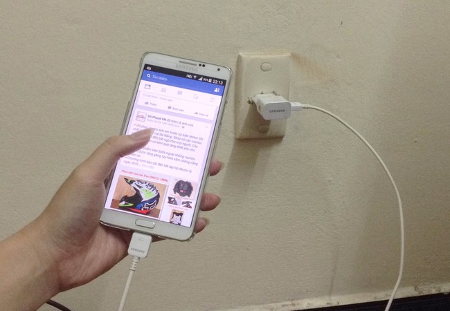 Video: Những lưu ý không thừa để tránh pin phát nổ Dùng điện thoại khi đang sạc là nguyên nhân chính dẫn đến cháy nổ