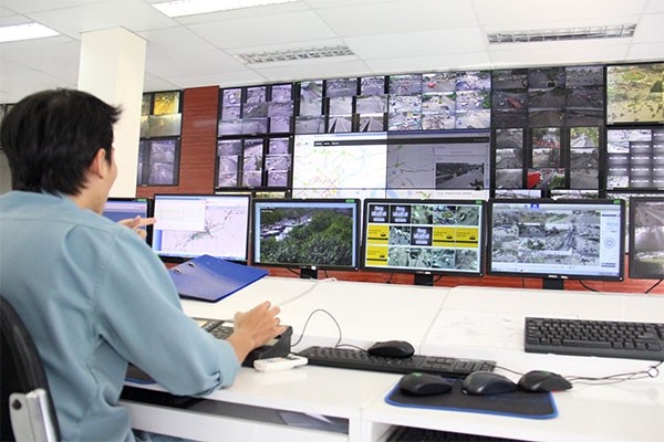 Năm 2020: Mục tiêu Việt Nam xây dựng thành phố thông minh hoàn toàn khả thi Thành phố thông minh cần phải có các hệ thống điều khiển hiện đại (Ảnh chụp Trung tâm Quản lý đường hầm sông Sài Gòn, nơi tích hợp các camera giám sát toàn thành phố).