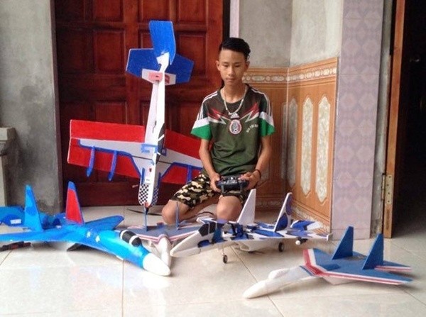 Video: Học sinh lớp 11 tự chế tiêm kích Su-37 mô hình Đoạn clip sau khi được đăng tải thu hút hơn hai triệu lượt xem, cùng hàng chục nghìn bình luận.