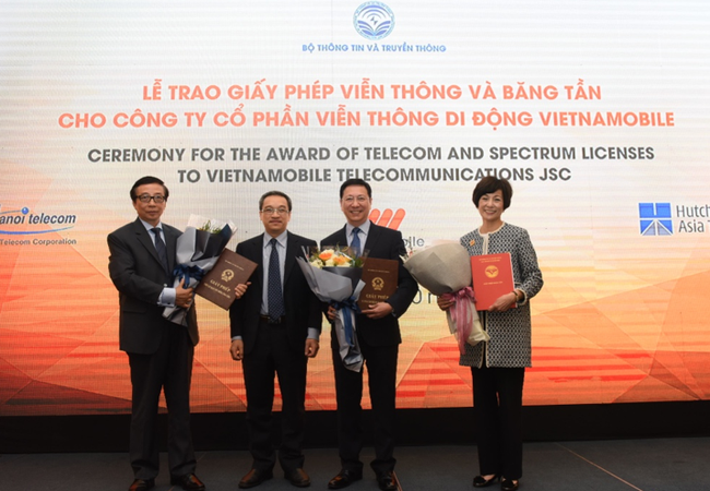 Vietnamobile đang tạo được chỗ đứng trên thị trường Thứ trưởng Phan Tâm (thứ 2 trái sang) trao các Giấy phép viễn thông và băng tần cho Vietnamobile.