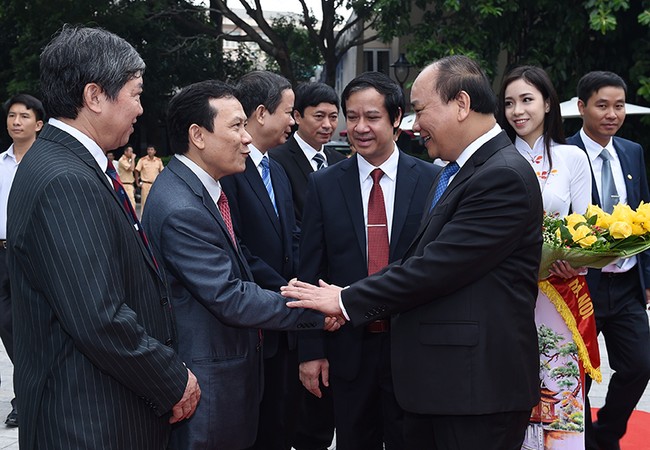 Thủ tướng: Thước đo giáo dục ĐH là số lượng sinh viên khởi nghiệp thành công Thủ tướng trao đổi với lãnh đạo, giảng viên ĐHQGHN.