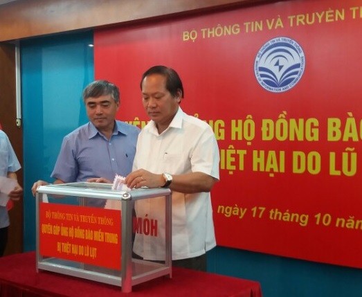 Bộ TT&TT ủng hộ đồng bào miền Trung bị lũ lụt Bộ trưởng Trương Minh Tuấn (bên phải) và thứ trưởng Nguyễn Minh Hồng ủng hộ đồng bào lũ lụt miền Trung.