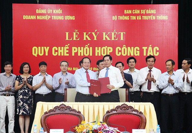 Ban cán sự Đảng Bộ TT&TT và Đảng ủy Khối DN TƯ ký kết quy chế phối hợp công tác Bí thư Ban cán sự Đảng, Bộ trưởng Bộ TT&TT Trương Minh Tuấn và Bí thư Đảng ủy Khối doanh nghiệp Trung ương Phạm Viết Thanh cùng ký Quy chế phối hợp công tác