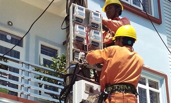 Hà Nội, TP.HCM hoàn thành hệ thống đo đếm điện năng từ xa trước 1/1/2018 Khi triển khai hệ thống đo đếm điện từ xa, sẽ không còn cảnh nhân viên ghi số điện phải... "leo cột" mỗi tháng.