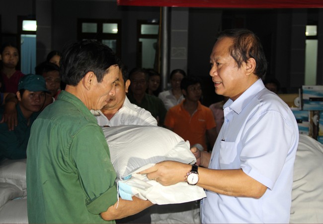 Bộ trưởng Trương Minh Tuấn thăm và tặng quà đồng bào bị lũ lụt tại Hà Tĩnh, Quảng Bình Bộ trưởng Trương Minh Tuấn ân cần trao quà cho các gia đình chịu thiệt hại vì đợt lũ lụt vừa qua.