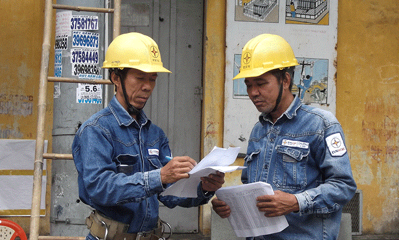 Người công nhân sở hữu 26 sáng kiến, giải pháp Ông Trương Thái Sơn (bên trái) bàn giao công việc cho đồng nghiệp tại hiện trường công tác. Ảnh: NVCC