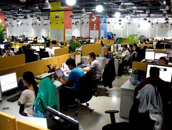 FPT và VTC dẫn đầu doanh thu trong 3 lĩnh vực CNTT Việt Nam Tổng doanh thu năm 2015 của các doanh nghiệp CNTT trong Top 50 DN CNTT hàng đầu Việt Nam đã đạt gần 28.000 tỷ đồng, chiếm 35,3% doanh thu toàn ngành phần mềm và nội dung số trong nước.