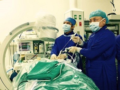 Việt Nam đã mổ nội soi thoát vị đĩa đệm cột sống cổ thành công Các bác sĩ thực hiện ca phẫu thuật nội soi TVĐĐ cột sống cổ cho bệnh nhân. Ảnh: QĐND