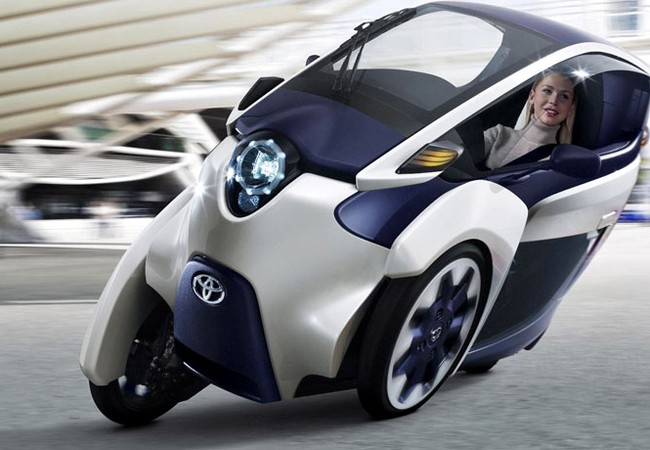 Toyota ra mắt phương tiện 'lai' ô tô và xe máy Tại một thành phố đông đúc và chật hẹp như Tokyo, đây là chiếc xe lý tưởng để người dân có thể di chuyển và dừng đỗ linh hoạt.