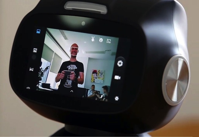 Mở bán robot chạy Android giá 350 USD Yumi sẽ có hai màu đen và trắng, được bán từ ngày 15/11 và sẽ giao hàng trong tháng 3/2017.