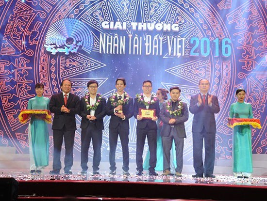 Nhân tài Đất Việt năm 2016 có 2 giải Nhất lĩnh vực CNTT Ông Nguyễn Thiện Nhân, Chủ tịch Mặt trận Tổ quốc Việt Nam và Bộ trưởng Bộ TT&TT Trương Minh Tuấn trao giải Nhất lĩnh vực CNTT triển vọng cho nhóm tác giả Hệ thống phân tích ngữ nghĩa và quản trị tương tác mạng xã hội SMCC”.