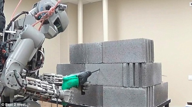 Choáng với các Robot Nga chuẩn bị chinh phục mặt trăng Người máy này có thể làm việc cả trong chế độ giám sát - kiểm soát và tự vận hành.
