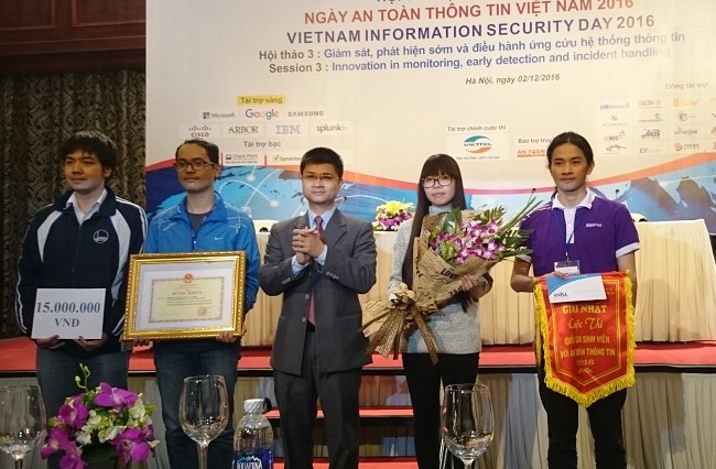 Sinh viên Đại học Công nghệ giành giải Nhất thi “Sinh viên với An toàn thông tin” 2016 Ông Tô Hồng Nam, đại diện Bộ GD&ĐT trao giải Nhất cho đội N/A của Đại học Công nghệ - Đại học Quốc gia Hà Nội.