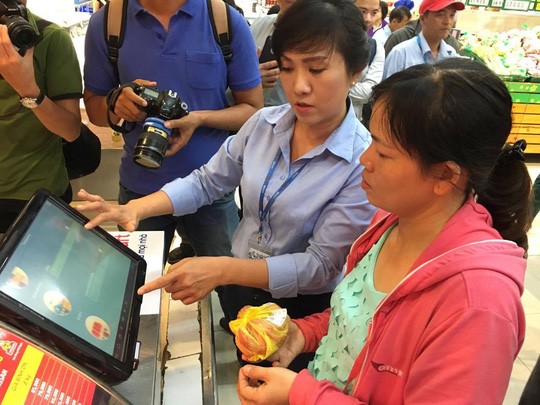 TP. HCM triển khai “soi” thịt heo bằng smartphone Nhân viên Co.opmart Foodcosa Quang Trung (Gò Vấp) hướng dẫn khách hàng cách kiểm tra nguồn gốc thịt heo bằng máy soi đặt tại siêu thị