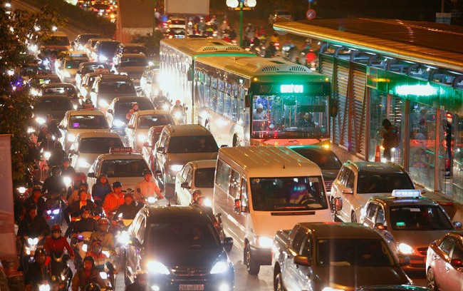 Xem bus nhanh BRT chạy sau đuôi xe máy Bus BRT chôn chân tại đường Tố Hữu
