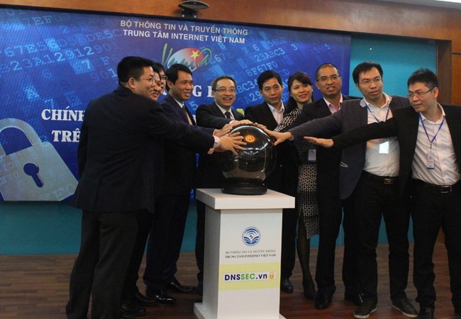 Hệ thống máy chủ tên miền quốc gia .vn chính thức ứng dụng DNSSEC Thứ trưởng Bộ TT&TT Phan Tâm (thứ sáu, phải sang) cùng lãnh đạo một số đơn vị, doanh nghiệp nhấn nút khai trương hệ thống DNSSEC trên hệ thống tên miền quốc gia .vn
